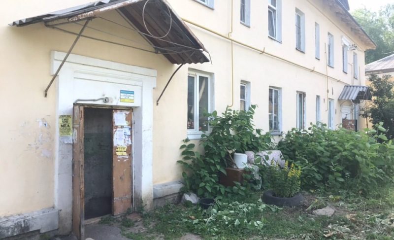 «Нехорошая» квартира: рыбинец устроил свалку в муниципальном жилье