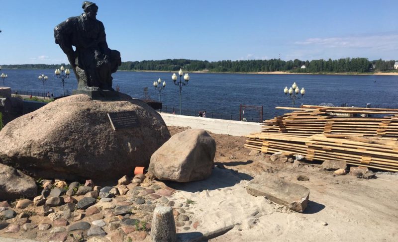 Во время реконструкции Лоцманского бульвара повредили основание «Бурлака». Администрация говорит, что это было необходимо