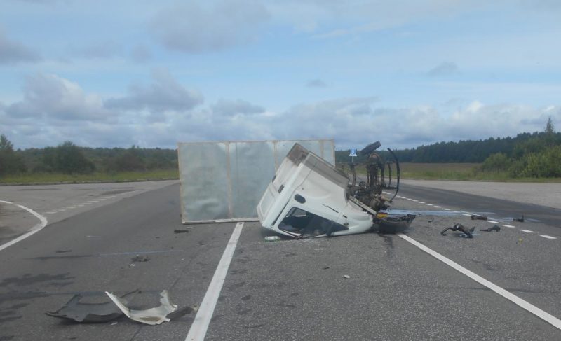 На трассе Ярославль — Рыбинск столкнулись две «Газели». У одной из них оторвало кабину