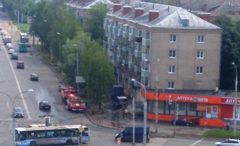 На проспекте Ленина горела машина Почты России. Корреспонденция уцелела