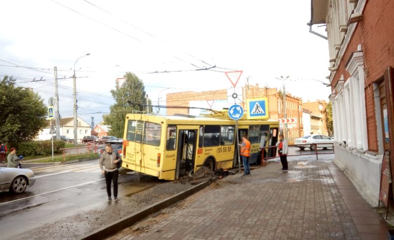 На Соборной площади троллейбус попал в яму. В чём причина?
