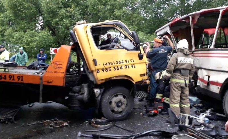 Под Рыбинском столкнулись эвакуатор и автобус. Пострадали семь человек