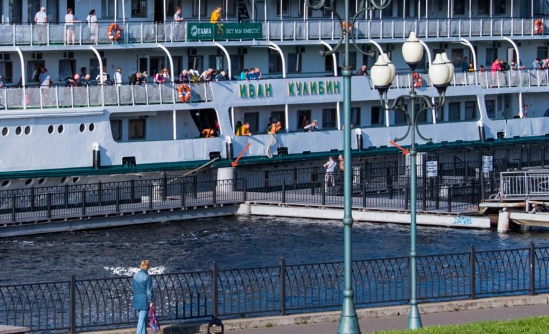 В Рыбинске несколько теплоходов не смогли пришвартоваться к причалу. В администрации говорят, что это форс-мажор