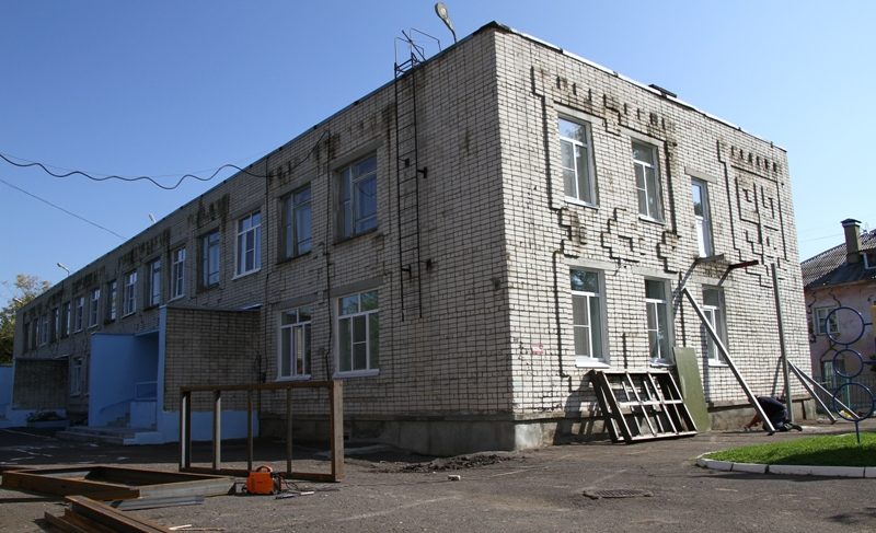 В детском саду № 38 устанавливают наружные лестницы