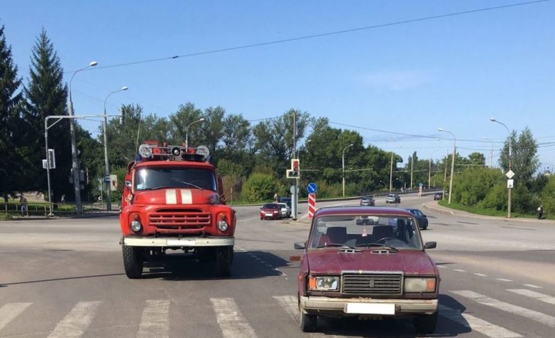 На проспекте Генерала Батова под колёса авто попали два пешехода