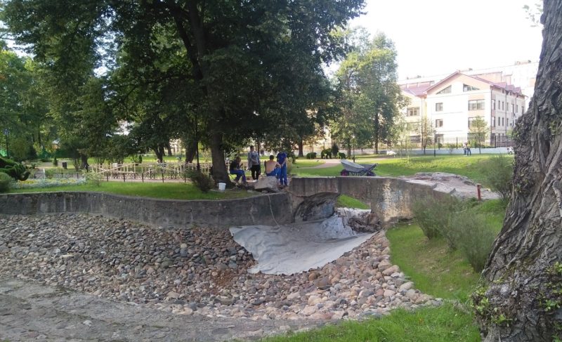 «Исторический город уходит в прошлое». Подрядчик разобрал мостик в Карякинском парке, и это не похоже на реставрацию