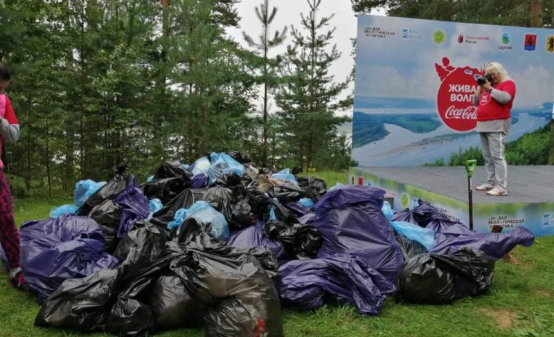 Участники экологической акции освободили от мусора три километра береговой линии