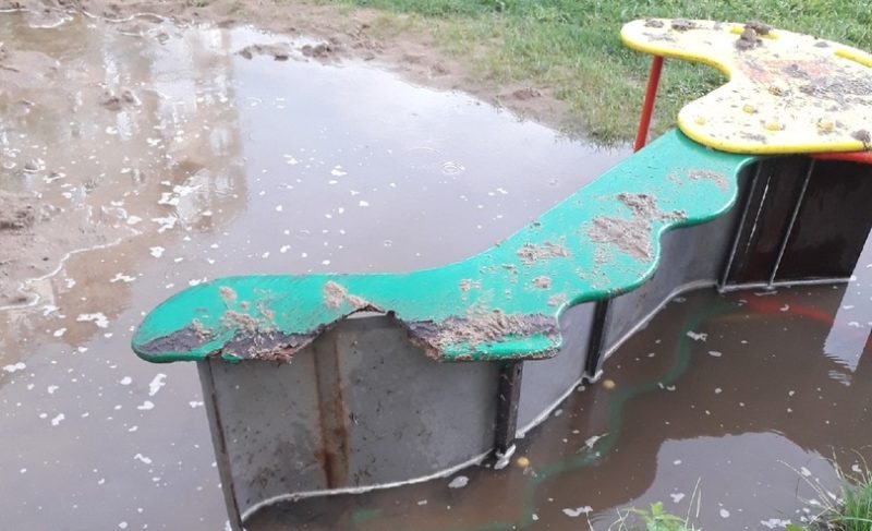 На проспекте Мира на ребёнка упала детская горка. Кто в ответе за состояние городка?