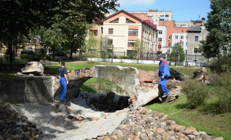 В администрации Рыбинска пообещали, что мостику в Карякинском парке вернут исторический облик