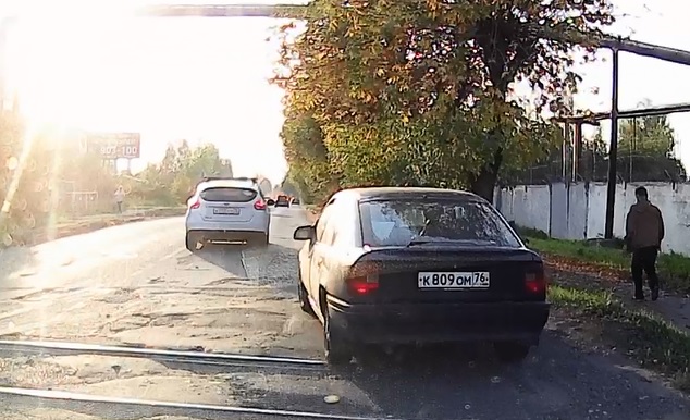 Железнодорожные переезды на Академика Губкина испытывают терпение водителей. Видео