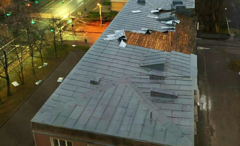 Упавшие деревья и повреждённые крыши. Ветер оставил рыбинцев без электричества и отопления