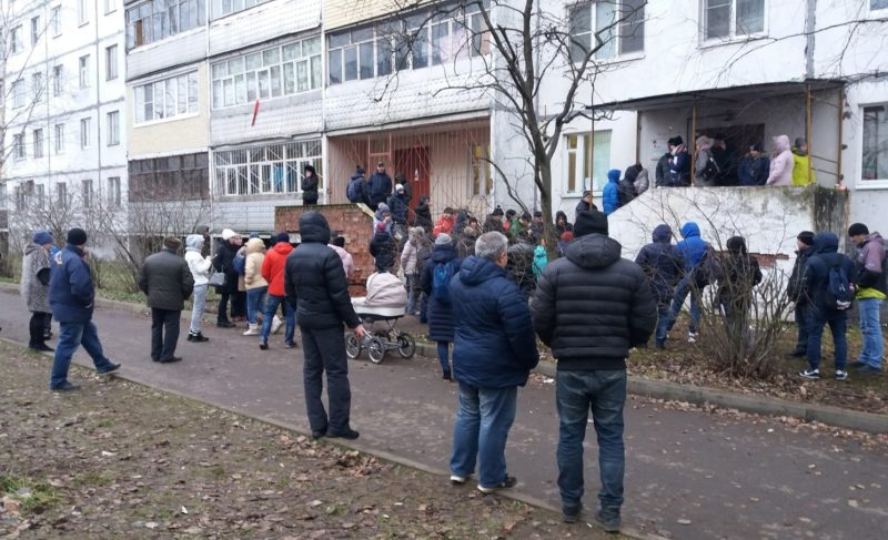 «За мной будете, я — 836-й». У наркологической больницы в Рыбинске выстроились километровые очереди