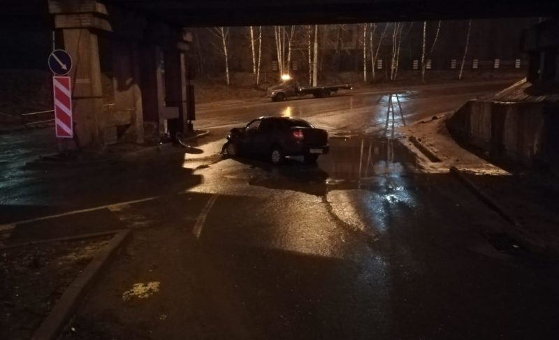 Два сбитых пешехода, наезды на столб и опору путепровода. Сводка дорожных происшествий