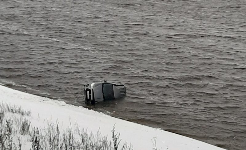 Происшествие на дамбе: машина съехала в водохранилище