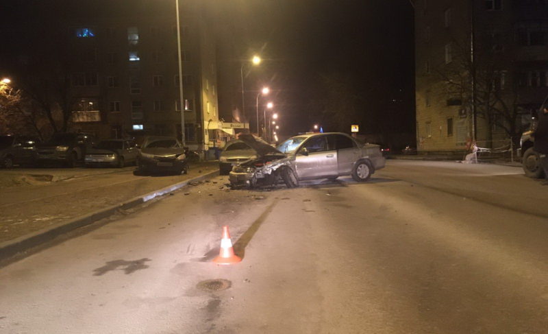 Врезался в стоящее авто: в ДТП на Чкалова пострадал мужчина