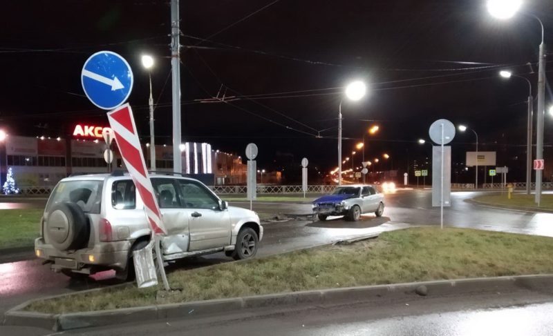 Сводка ДТП: в числе пострадавших — водитель, пешеход и сотрудник дорожной службы