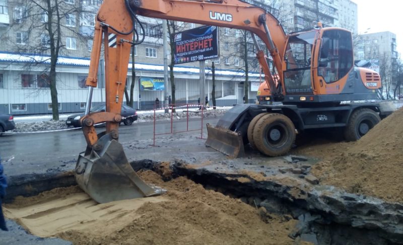 Гибель на дороге, две машины в яме и предложение о работе как уловка: сводка происшествий