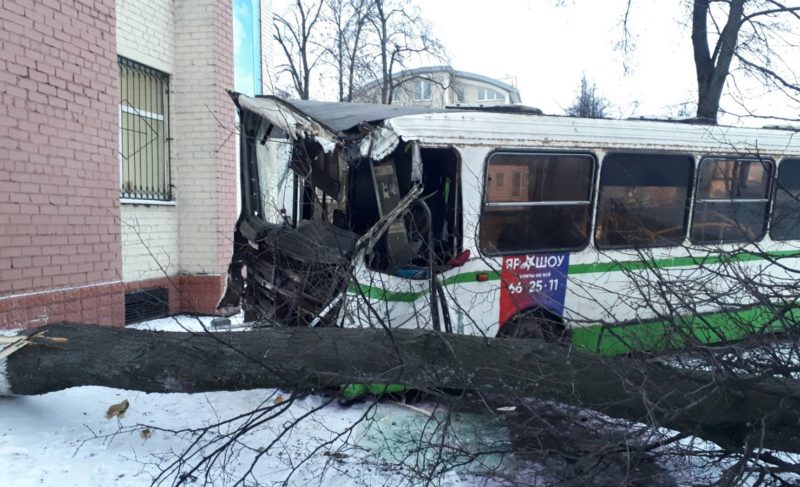 ДТП с двумя автобусами в Ярославле: есть погибший