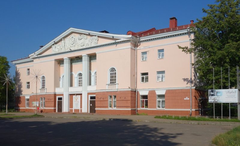 Молодёжный центр «Максимум» переедет в здание бывшего ДК «Полиграф». Что будет с клубами по месту жительства?