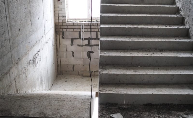 Торги не состоялись, но подрядчика выбрали. В Рыбинске определили компанию для завершения строительства дома на Корнева