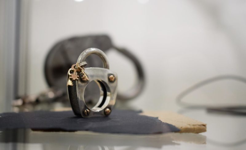 Рыбинцам предлагают узнать «Истории необычных украшений». Фото с ювелирной выставки