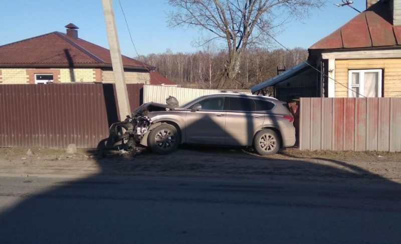 В Рыбинске иномарка врезалась в столб