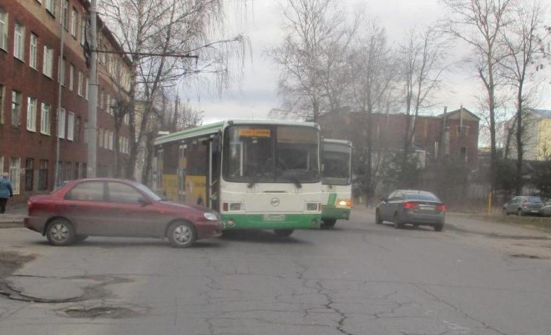 Двое рыбинцев пострадали при экстренном торможении автобуса