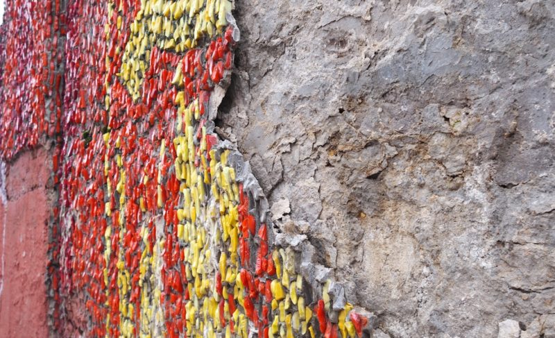 Со стендов на площади Жукова сбили смальту. Навсегда