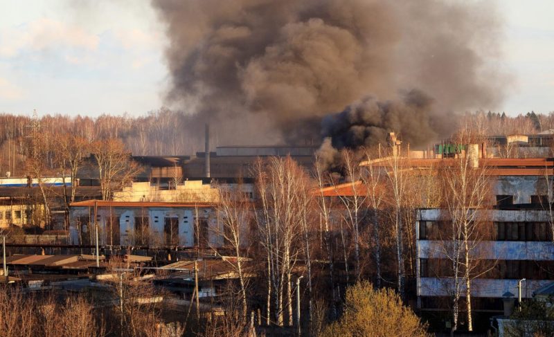 Пожар с угрозой обрушения: в Рыбинске сгорел производственный цех