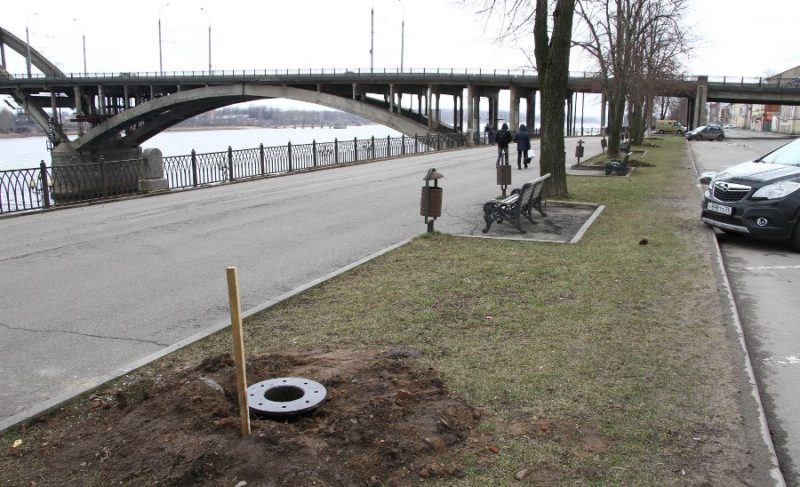 На участке Волжской набережной меняют опоры. Стоимость работ — более пяти миллионов