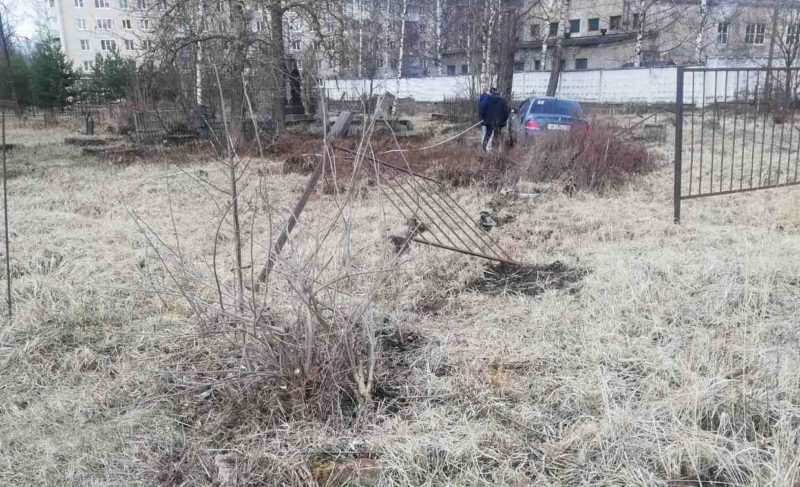 В Рыбинске водитель иномарки выехал на кладбище