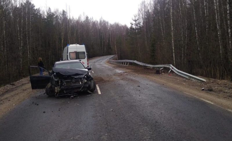 В Рыбинском районе иномарка врезалась в дорожное ограждение