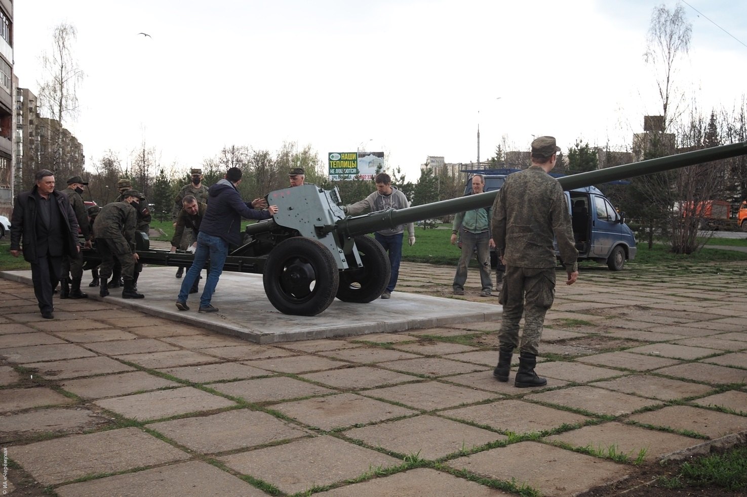 На площади Жукова установили пушки. Вот что рассказал Добряков про орудия,  площадь и планы на День Победы | Черёмуха