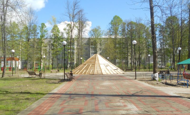Фонари не горят, фонтан в «шалаше». В парке на Черняховского ждут подрядчика
