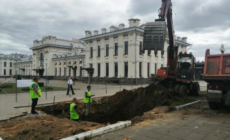 На привокзальной площади началось строительство 23-метрового постамента