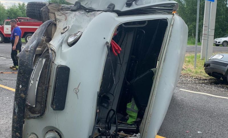 В Рыбинском районе столкнулись Audi и УАЗ. Пострадала женщина