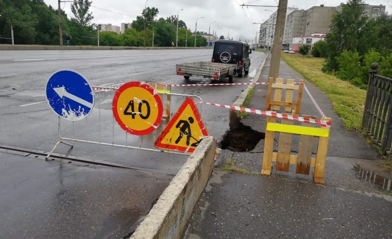 В Рыбинске на мосту через Черёмуху обвалился тротуар