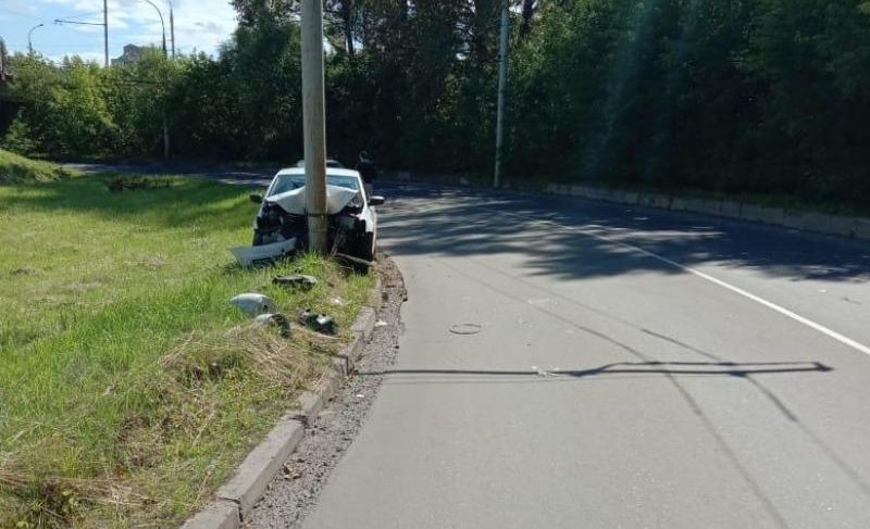 Врезался в столб. В Рыбинске госпитализировали водителя иномарки