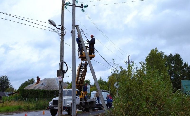 Работа над ошибками: на Слипе с тротуара убирают столбы