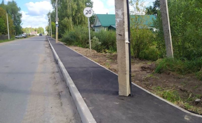 И так сойдёт: на Слипе построили тротуар со столбами