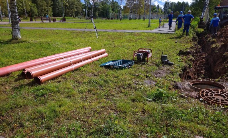 Объект сдали, но работы продолжаются. На площадке 18/28 монтируют систему водоотведения