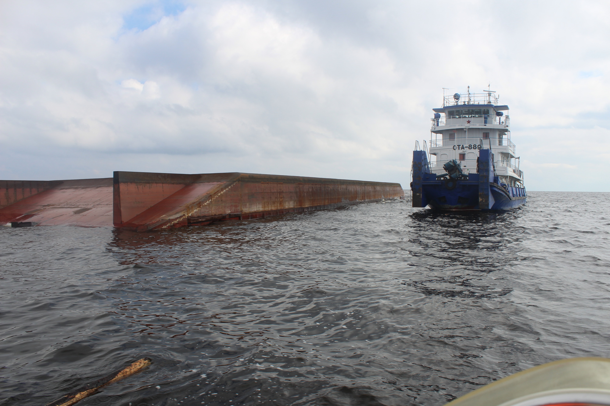 Суда никуда. Рыбинское водохранилище затонула баржа. Баржа в Рыбинском водохранилище. Затонувшая баржа в Рыбинском водохранилище. БПМ 2501 баржа.