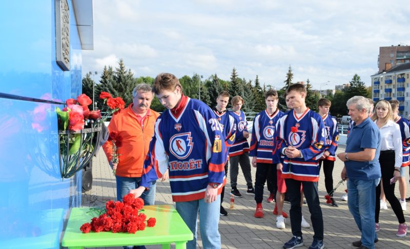 В Рыбинске почтили память погибших в авиакатастрофе игроков «Локомотива». Девять лет со дня трагедии