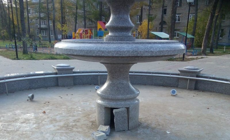 У фонтана в Волжском отвалился кусок гранита. Администрация Рыбинска считает, что виноваты дети