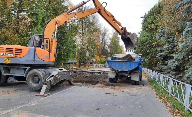 Работа в круглосуточном режиме: обвалы затрудняют устранение коммунальной аварии на Моторостроителей