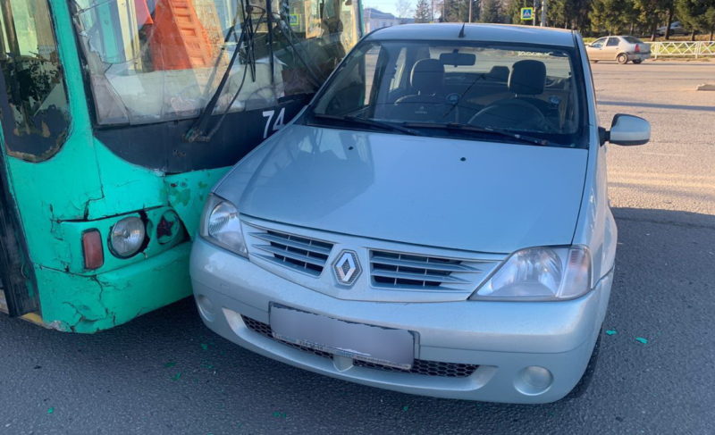 В Рыбинске при столкновении троллейбуса и иномарки пострадали две женщины