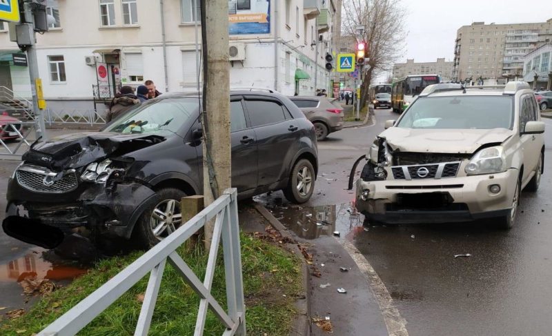 В Рыбинске столкнулись два внедорожника. Среди пострадавших пятилетняя девочка