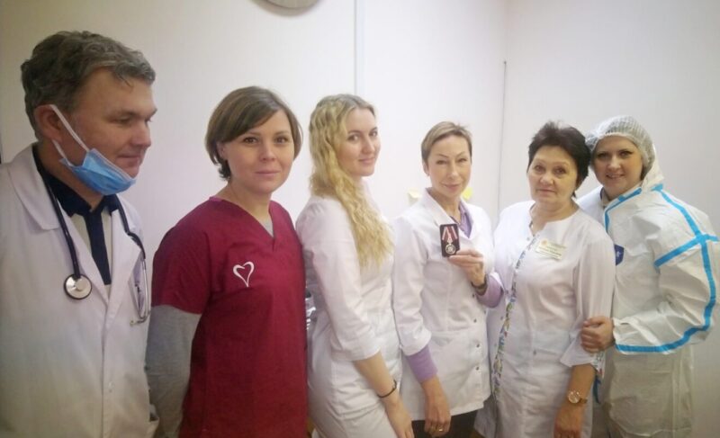 Медаль для врача, миллионы в школы и «дизайнерские» кормушки: подборка хороших новостей