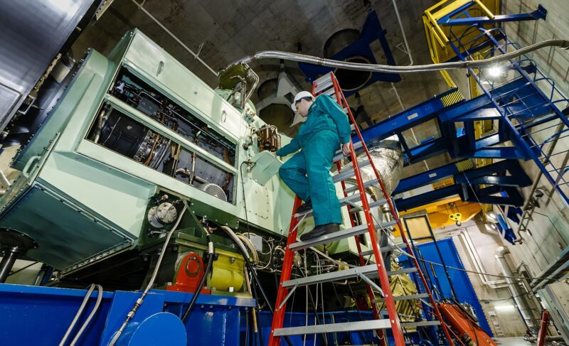 Двигатель «ОДК — Сатурн» устанавливают на фрегат «Адмирал Головко». Для этого демонтировали три палубы