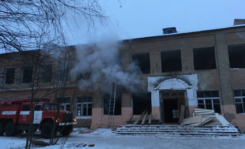 Пожар в здании бывшей школы на Слипе и сгоревший дом: сводка пожарных